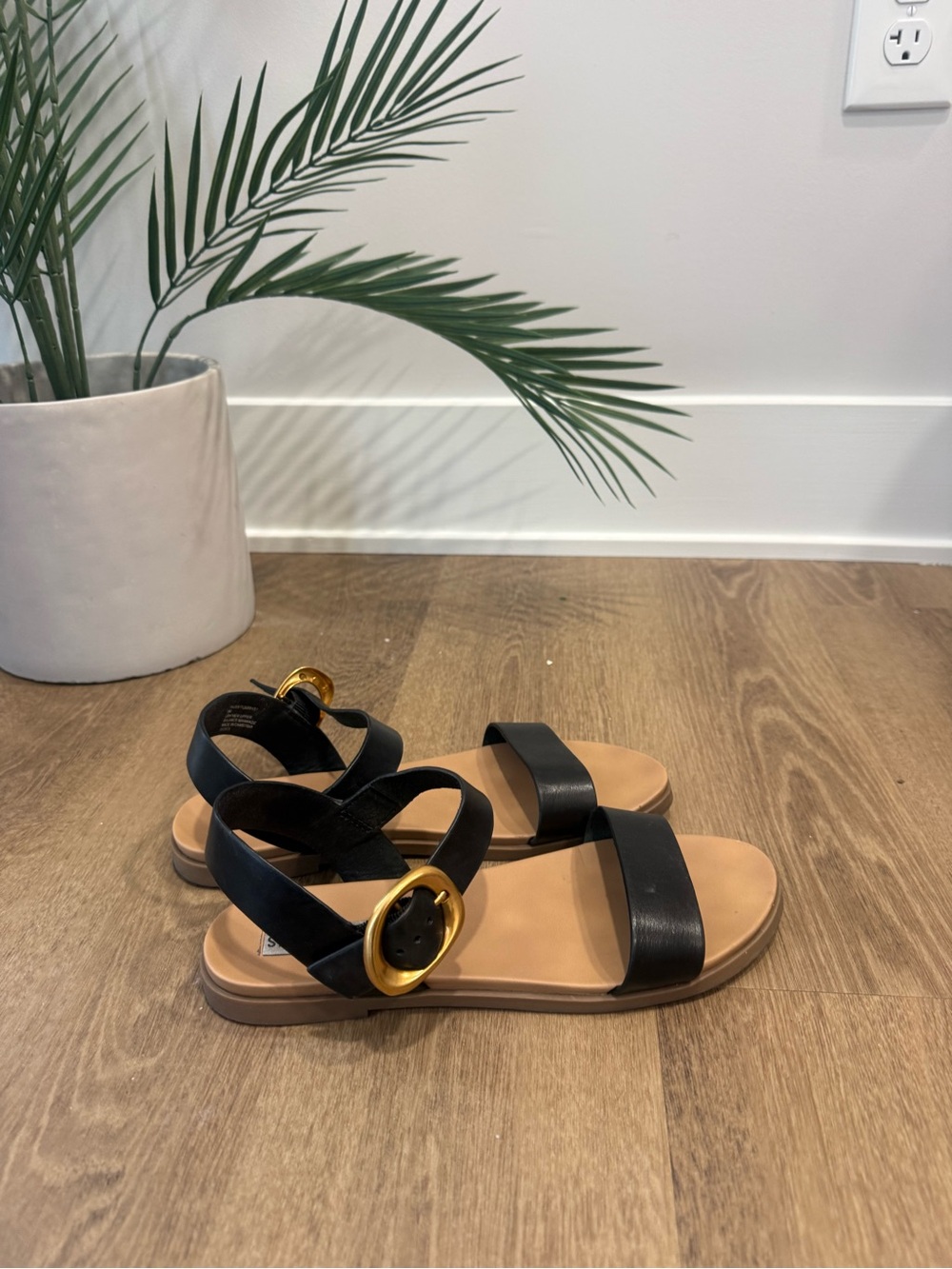 STEVE MADDEN sandals 9 - Picture 2 of 7